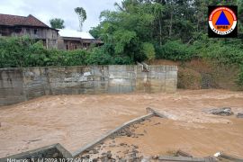 Enam orang dan dua rumah hanyut diterjang banjir di OKU Selatan