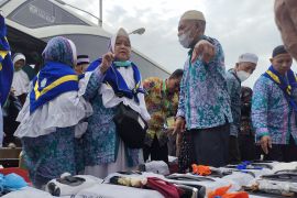 Kepulangan jamaah haji kloter pertama asal Lampung Utara Page 3 Small