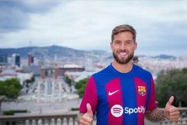 Bek Barca Inigo Martinez harus menepi empat pekan akibat cedera