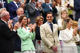 Federer memukau penonton Wimbledon dari kursi khusus kerajaan