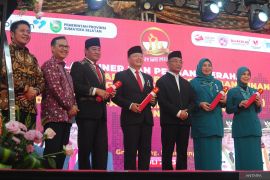 Penganugerahan penghargaan tertinggi BKKBN di Palembang Page 2 Small