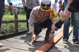 Polres KKU perbaiki jembatan ke sentra produksi kopi di Podorukun