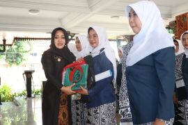 Bupati Mojokerto meminta bidan tingkatkan kualitas layanan kesehatan