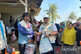 YBM PLN Bekasi salurkan bantuan hasil pengumpulan zakat pegawai