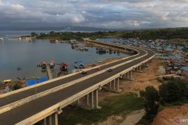 Dampak pembangunan jalan dan jembatan antar kabupaten Page 1 Small