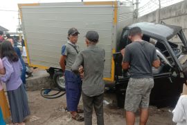 Kereta cepat menabrak sebuah mobil di Jakarta