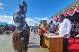 Bupati Asmat serahkan 75 unit rumah kepada warga dua kampung