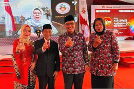 Bupati Gorontalo menerima Satyalencana Wira Karya