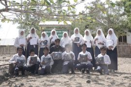 Anak semangat sekolah jika diberi seragam layak