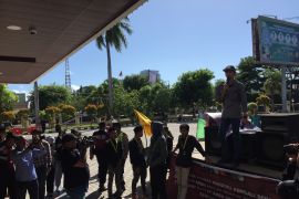 Puluhan orang berunjuk rasa di DPR Aceh protes perpanjangan Achmad Marzuki sebagai Pj Gubernur