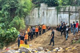Tim gabungan evakuasi korban tewas akibatlongsor di Semarang