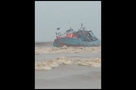 Badai, kapal ikan kandas di Pantai Neyama Tulungagung