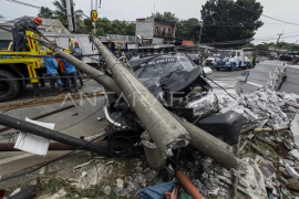 Kecelakaan mobil tabrak tiang listrik di Bogor Page 1 Small