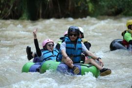100 orang lebih peserta ikuti river tubing Festival Loksado 2023