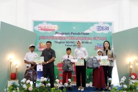 Babel Mart serahkan beasiswa pendidikan kepada siswa berprestasi