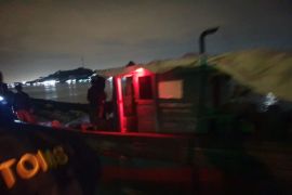 Bea Cukai tangkap kapal kayu pembawa tas dan sepatu bekas ilegal di Batam