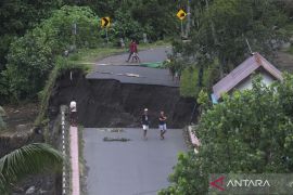 Jembatan putus akibat hujan deras di Bali