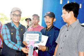 Gubernur Sulbar salurkan bantuan kendaraan perikanan kepada nelayan