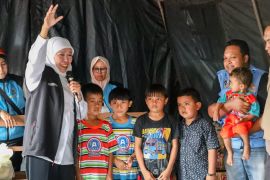 Gubernur Jatim pastikan layanan dapur umum untuk pengungsi lahar dingin Gunung Semeru