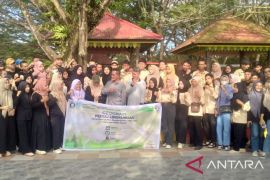 Disbudpar gandeng mahasiswa membersihkan destinasi wisata di Kendari