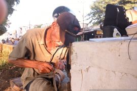 Edi si perantau yang mengantungkan hidupnya dari sol sepatu