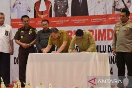 Pemprov Gorontalo serahkan danahibah Pilkada 2024 ke Bawaslu