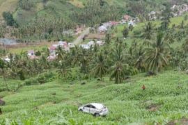 Kecelakaan tunggal, satu unit Avanza masuk jurang