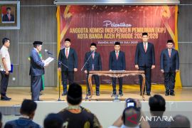 Lantik Komisioner KIP, Amiruddin ingatkan anggota bebas kepentingan politik