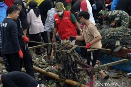 Aksi bersih-bersih di Pantai Sukaraja Bandalampung Page 2 Small