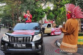 Fajar atlet renang peraih emas ASEAN Para Games diarak keliling Jaktim