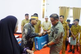 Pemkab Bone salurkan bantuan alat pengembangan usaha senilai Rp1,3 miliar