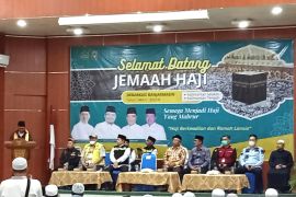Gubernur Kalsel sambut kedatangan jamaah haji Kloter pertama