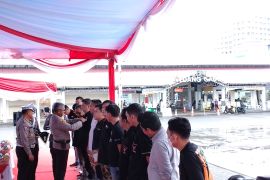 Kapolda sematkan pin keselamatan berlalu lintas ke komunitas otomotif