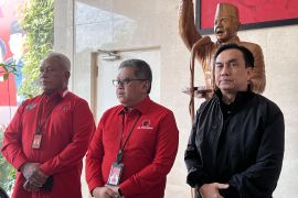 Hasto bantah isu Effendi Simbolon pindah partai politik