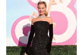 Margot Robbie kenakan gaun payet hitam dalam tur "Barbie" California, Amerika Selatan