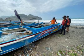 Korban perahu terbalik di pantai selatan Kebumen belum ditemukan