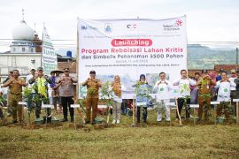 Lestarikan lahan kritis, Pemkab Lebak dan PT Telkom lakukan reboisasi