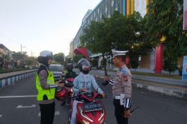 Satlantas Ponorogo bagi-bagi helm untuk pengendara