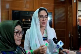 Rieke minta  Mahfud Md jaga konstitusi