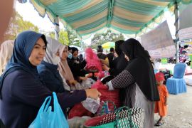 Warga Kota Tanjung Tabalong serbu pasar murah