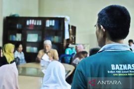 Baznas Bangka Barat menyalurkan bantuan kepada 12 warga