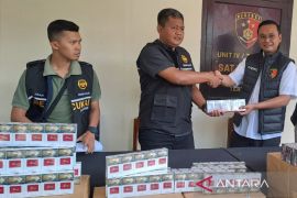 Polisi Bali sita 10.000 bungkus rokok ilegal dari mobil tabrakan