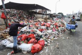 Sampah meluber ke jalan Page 1 Small