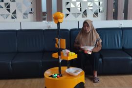 Mahasiswa Ubaya ciptakan robot pengantar obat dan makanan untuk lansia