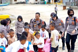 Polda bersihkan sampah di pantai Desa Moodelomo