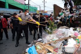 Polda Kalsel dan Polresta Banjarmasin inisiasi gerakan bersih-bersih lingkungan di "Kota Baiman"