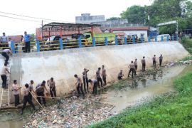 Polres Tanah Laut bersama komunitas pecinta lingkungan gelar aksi bersih-bersih sampah
