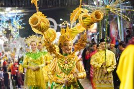 Kostum meriam karbit Pontianak pukau Warga Makassar saat karnaval