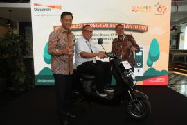 Danamon rayakan hari jadi dengan donasikan 67 motor listrik