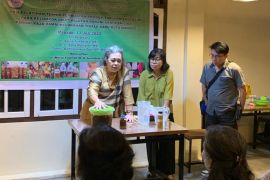 LPPM Unsrat latih produk turunan sabun batang kelompok Gereja